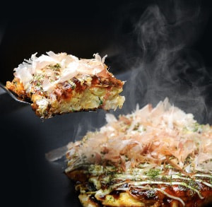 お好み焼きの調理風景 - 恋火のこだわり